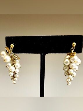 Avon Vintage Signed White Grape Faux Pearl Cluster Dangle Earrings Gold Tone EUC